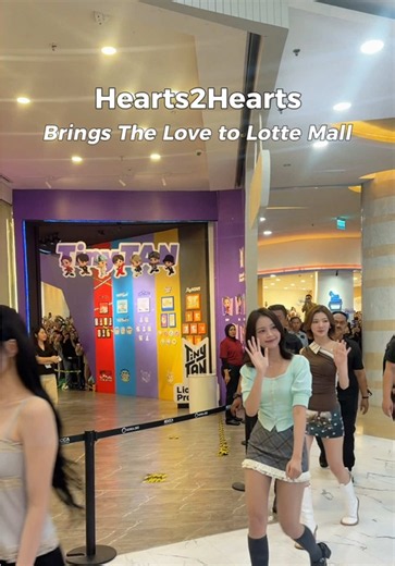 Today’s Hearts2Hearts fansign was so much fun! 💗 The Main Atrium was packed and full of positive energy, from the members to the fans. Everyone was smiling and having a great time. 📍 Main Atrium, KOREA360, Lotte Mall Jakarta #Hearts2Hearts #H2H #Fansign #KOREA360 #LotteMallJakarta