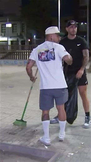 Venezolanos se quedan limpiando las calles tras festejos