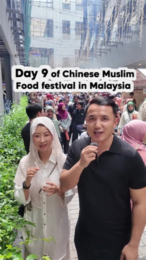 Day 9：let’s interview our vendors - behind every dish, there’s a story. From Lanzhou noodles to Xinjiang skewers, each vendor brings more than just food — they bring their dreams, their families, their journeys. One sister returned to her stall just days after the loss of her son. Quietly, she serves Liangpi with strength and grace. This festival is about more than taste — it’s about heart. We’re here in Malaysia until Jan 4th. Come meet them. Taste their stories.#chinesemuslim #tourismmalaysia 