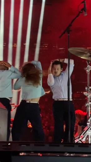 Harry Styles DANCES with his DANCERS