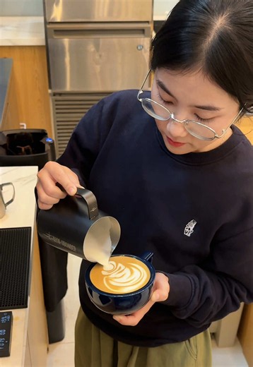 Daily coffee in Da Lat: dhc Coffee Lab latte art & barista life