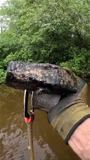 Pulled a solid vintage hammer out of the water today. It’s missing the handle but the head is in surprisingly good shape. #magnetfishing #treasurehunting #oddlysatisfying
