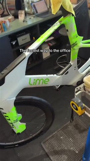 Commute ✅ Custom @Lime goes hard 🍋‍🟩⚡️ 🎥 @Outpump #Cycling