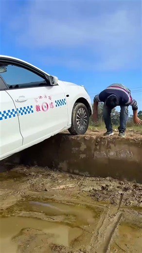 A Series Of Actions As Fierce As A Tiger, But The Experienced Driver Crashed