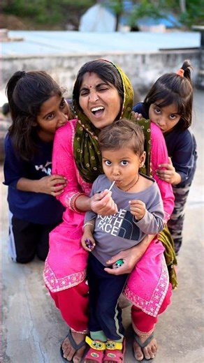 Betiyaan ne mumma ko kat liya 😭😃 #shorts #maa #lollipop #funnyshorts