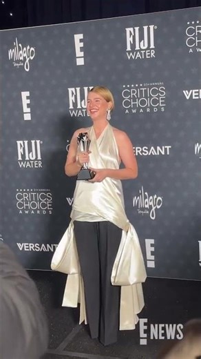 We’re giving Jessie Buckley a standing ovation for her #CriticsChoice win. 👏 #AwardsSeason