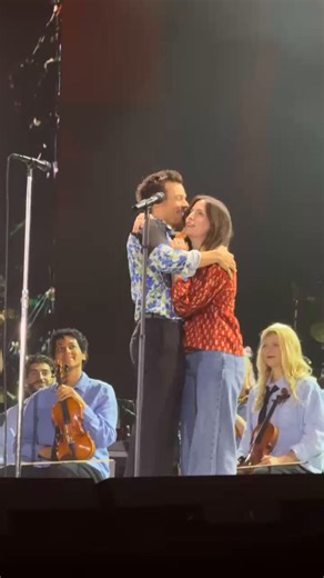 Harry hugging Gemma after Pauli brought her out on stage to congratulate him on his record-breaking residency at Wembley Stadium! (via @harryskiwiis) ❤️