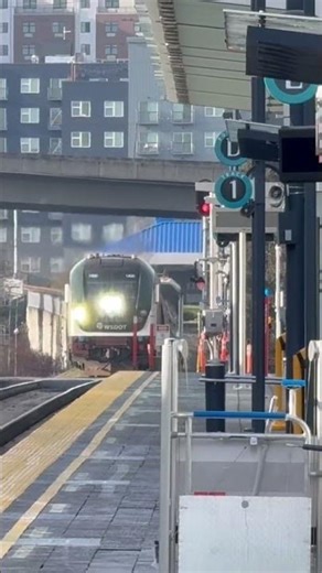 (Northbound) Amtrak 502 pulls into the Tacoma Dome Station.