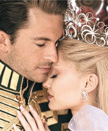 Ariana Grande's Transformation in Wicked as Glinda