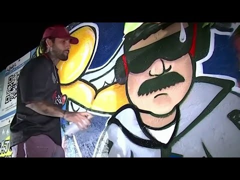Artista venezolano plasma caída de Maduro en un mural que conmueve al exilio en Miami