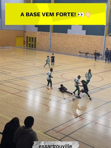 Controle de bola, drible e finalização… o garotinho é bom demais! ⚽🔥 #redes3