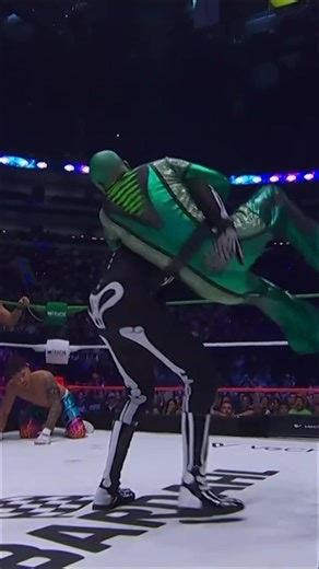 #MrIguana is wild for this one 😂 #GuerraDeTitanes | WWE