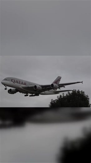 The World’s Largest Passenger Jet on Final Approach to Heathrow 😮✈️