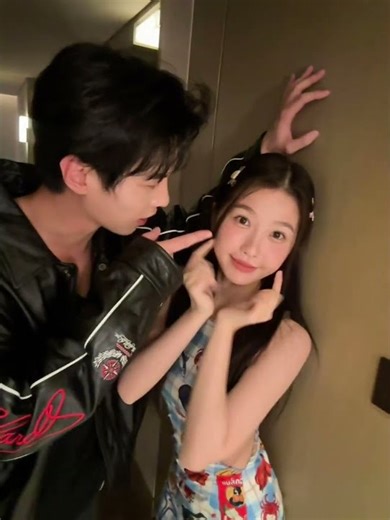 That "wall-slamming" move is so cute! 💑 #speedandlove #estheryu #heyu #双轨 #虞书欣 #何与