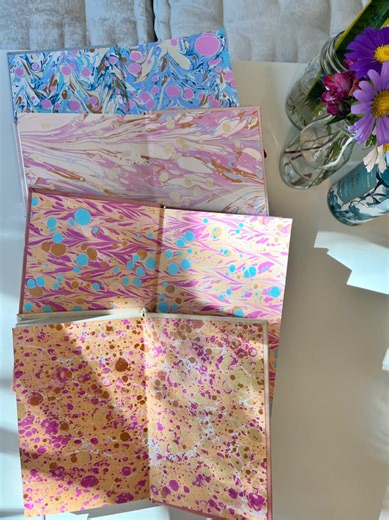 2025 was a good year for bookbinding and paper marbling🥰 I didn’t keep track of how many books I made this year 🤪 But I did keep track of how many sheets of marbled paper I’ve made! I don’t know if this number is considered high or low for a paper marbler…but this year I marbled 369 pieces of paper (the number is actually a bit higher I think but still 🤪) I also had a lot of firsts for bookbinding! I participated in my first exchange, I learned how to make paperbacks, I marbled book edges and