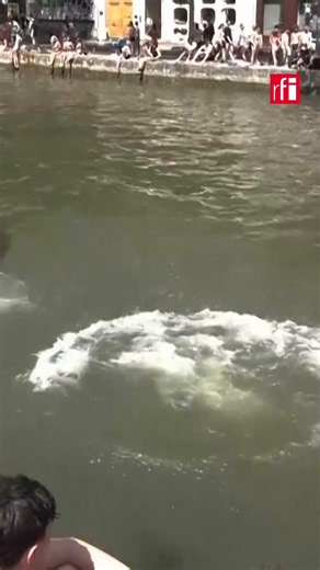 热浪席卷法国：圣马丁运河成为巴黎“天然泳池”