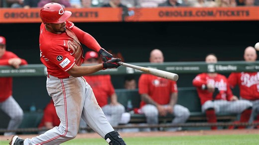 Angels agree to contract with ex-Reds infielder