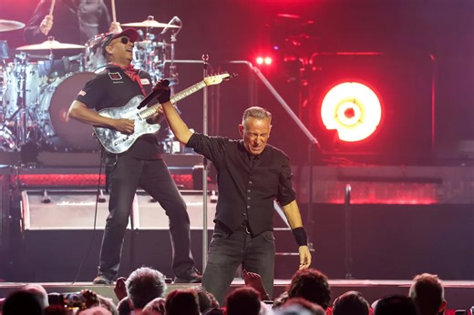 Bruce Springsteen brings 'hope and strength,' honors Prince at concert