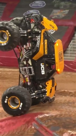 Digging up the dirt 💥 #MonsterJam #MonstetTrucks #Duluth