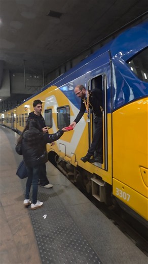 🇧🇪 EuroCity Train Driver Receives a Belgian Chocolate Surprise! 🍫❤️ | Antwerpen-Centraal #brugge