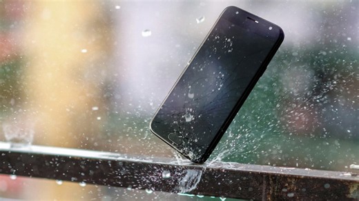 How to remove water from your phone's charging port