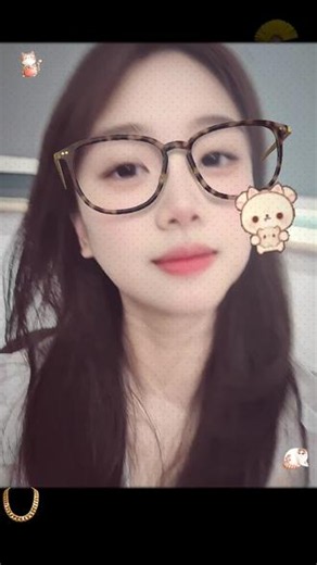 突然就梦回当年课堂——偷偷揣着MP3听歌的感觉，瞬间拉满！😂😂😂有没有同款经历的朋友？🧐#哪句歌词让你瞬间破防 #海南好物推荐官 #听懂歌词的年纪 #已经到了能听懂歌词的年龄