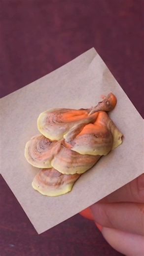 Crisp autumn leaves that are sweet 🍂🧁