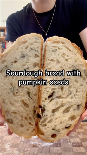 Sourdough bread with pumpkin seeds 🥖🎃