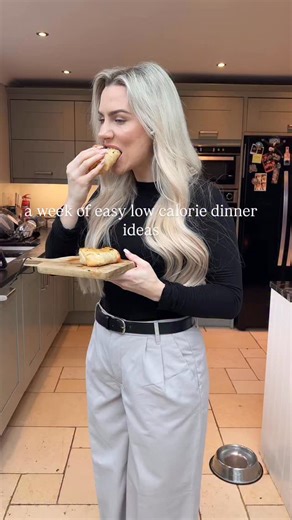 Alex Hughes | Easy Low-Cal Recipes on Instagram: "A week of easy, lower calorie dinner ideas to get you going in the new year without cutting out the foods you actually enjoy 💃 On the menu⬇️ 🥩 Honey chilli shredded crispy beef (on my app) 🌯 Garlic butter honey pepperoni pizza burritos (on my page) 🍝 One pan peri chicken Mac and cheese (on my app) 🥘 Butter chicken with dirty rice 🍔 Hot honey chilli cheese beef burger 🌾 Cheesy honey chipotle chicken dump & bake 🧀 Cheesy creamy baked gnocch