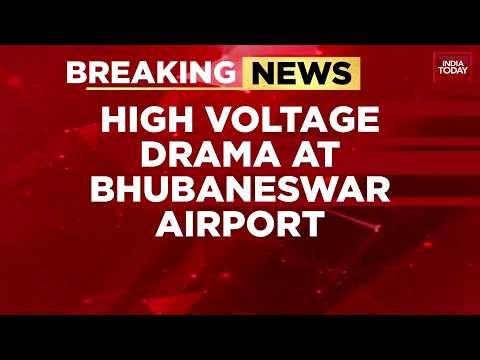 IndiGo Flight Cancellation Triggers Chaos At Bhubaneswar Airport | Passenger Climbs Luggage Belt