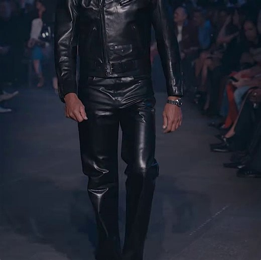 Tom Brady walks the runway for Gucci 🥵Brady should NOT be able to look this good at 48 years old.6"4 and 225 pounds of pure muscle.