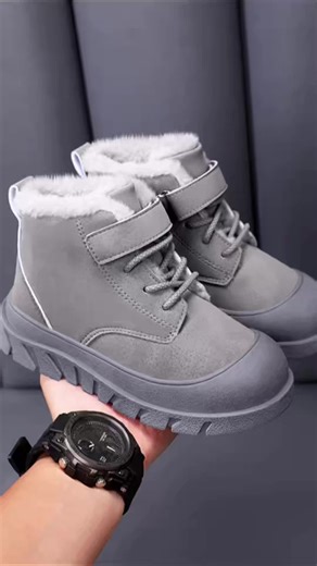 Kinder Wanderschuhe Herbst/ Winter - Weite Zehenbox, Warmfutter & rutschfeste Gummisohle Diese Herbst- und Winter-Wanderschuhe für Jungen & Mädchen bieten Komfort, Wärme und sicheren Halt für jede Outdoor-Abenteuer. Das weiche Warmfutter schützt an kalten Tagen, während die breite Zehenbox genug Platz für wachsende Füße lasst. Die robuste Gummisohle sorgt fur starken Grip bei Wanderungen, Camping oder täglichen Wegen. Überknöchel-Design für extra Stabilität - perfekt für kleine Entdecker. * Jetz