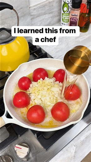 Easy tomato pasta 🍅 Learn how to make a simple and tasty tomato based pasta at home. This original video was produced by Network Media LLC, and Liz & Jeff. #pasta #tomato #tomatoes #weeknightdinner | Home Hacks & Easy Snacks