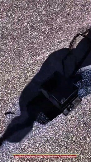 Manual Asphalt Crack Sealing with 10–15 L Pour Pot for Precision Pavement Maintenance Repairs