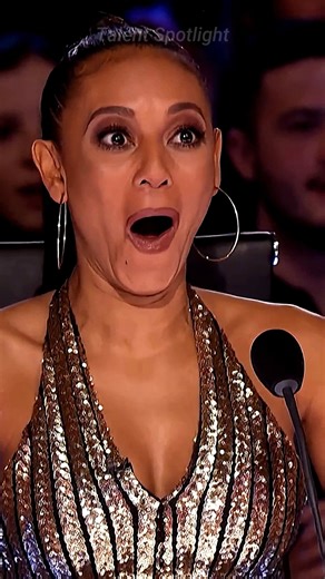 The Most Precise Acrobat Team Ever! ⚪✨ Total synchronization! 😱 This team in white just took coordination to a whole new level on the AGT stage. The way they fly across that half-circle wooden structure and catch each other with zero mistakes is mind-blowing. It’s like watching a human machine in perfect motion. The judges and the crowd were absolutely mesmerized by this flight! 🕊️💪🔥 Would you trust your friends to catch you like this? 😱👇 #AGT #Acrobatics #TeamWork #AmericasGotTalent #Huma