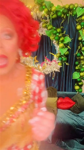 happy new year from entire Panto cast at @wycombeswan! 🤣🤣🤣❤️❤️ | La Voix