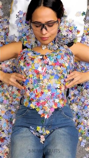 Turning random puzzles pieces into wearable art 🎨🧩