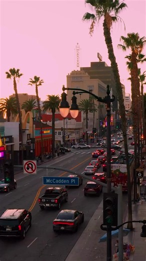 🌴 Onde fica? Cidade: Los Angeles Estado: Califórnia País: Estados Unidos 🎬 O que torna esse lugar famoso? É considerado um dos centros mundiais do cinema. Abriga estúdios de filmagem, teatros históricos e atrações turísticas. Recebe milhões de visitantes todos os anos. Possui uma vida noturna movimentada e uma enorme diversidade cultural. ✅ Pontos positivos Muitas atrações turísticas. Cenário famoso no mundo inteiro. Ótimos restaurantes, lojas e entretenimento. Clima agradável durante boa part