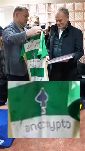 NIE! TO NIE AI! 8 lutego tego roku Donald Tusk pozował z koszulką z logo Zondacrypro - nagranie zostało opublikowane w mediach społecznościowych.Źródło:https://t.co/4O0Ro3uloF