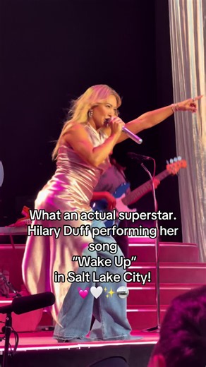 What an actual superstar✨@hilaryduff performing her song “Wake Up” in Salt Lake City, Utah! @Hilary Duff HQ #hilaryduff #hilaryduffconcert #luckymetour #theluckymetour #hilarydufftour