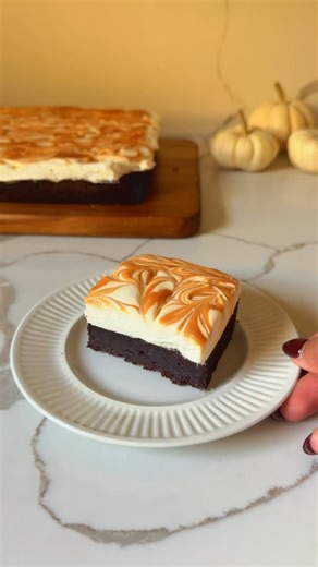 OOZY | VIRAL | FOOD on Instagram: "Caramel Brownies ✨🍫 Rich fudgy brownies + silky caramel cream 🤍 🧂Caramel Ingredients • ⅔ cup heavy cream • ¼ vanilla bean (split & seeded) • 1¼ cups granulated sugar • ¼ cup water • ¼ tsp salt • 2 tbsp light corn syrup • ¾ tsp fresh lemon juice • 4 tbsp unsalted butter, cubed How to Make 1️⃣ In a medium pot, combine sugar, water, salt & corn syrup. Bring to a boil over medium heat, stirring until dissolved. 2️⃣ Let cook without stirring until amber in color 