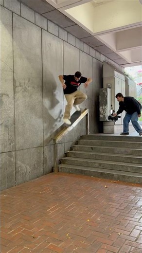 👉🏽 Lawrence Ravail hammers a hardflip nosegrind on some famous SF bricks 🧱