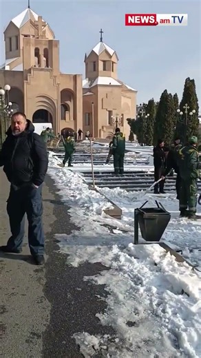 Փաշինյանի այցին ընդառաջ մաքրում են Սուրբ Գրիգոր Լուսավորիչ եկեղեցի տանող աստիճանները