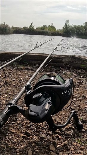 🪨🎣 The old stone on the spool trick! Who’s caught carp like this before? 👀