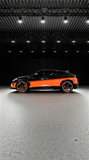 2025–2027 Lamborghini Urus SE by LARTE Design 🖤 You bought a Lamborghini to be the one everyone looks at. Then a second Urus pulls up next to yours. This one flows from black into orange across the body, with orange picked up again in the diffuser fins, the exhaust surrounds and the honeycomb grille. Full LARGENDA in 100% dry carbon, hybrid architecture untouched, TÜV-certified. One of one, and you feel it every time you see it 🧡 DM @elisabeth_lartedesign — proposal in 24h larte-design.com #la