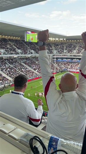 John Mitchell’s reaction to Amy Cokayne’s try 👏 @o2ukofficial #WearTheRose