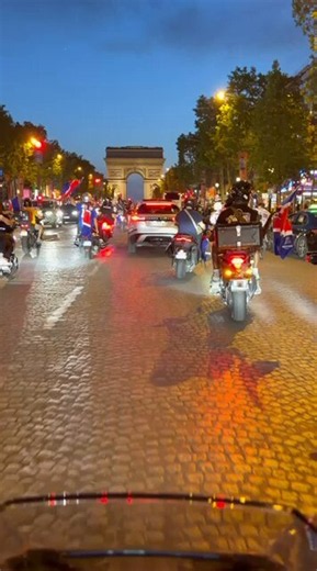 🚨 MAIS ??!! PARIS A DÉJÀ GAGNÉ LA FINALE OU QUOI ??? 😭LES ULTRAS DU PSG SONT EN TRAIN D’ENFLAMMER LA CAPITALE. 🔥❤️💙