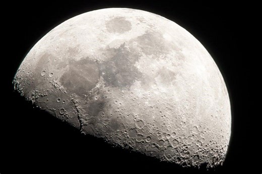 NASA sets moon living date