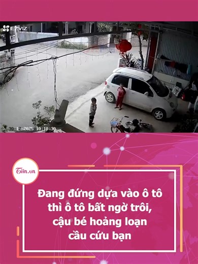 Đang đứng dựa vào ô tô thì ô tô bất ngờ trôi, cậu bé hoảng loạn cầu cứu bạn #tiinnews