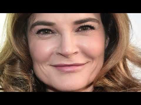 Betsy Brandt 🔥 Young G-Strlng Photos Leave You Speechless